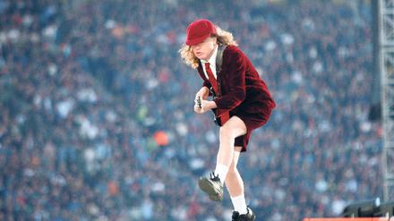 Forever Young. Angus hinkt in purpurner Schuluniform und leuchtend weißen Söckchen durchs Olympiastadion. 