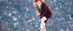 Forever Young. Angus hinkt in purpurner Schuluniform und leuchtend weißen Söckchen durchs Olympiastadion. 