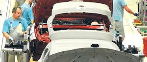 Mit Kurzarbeit durch die Krise. Wie beim Autobauer BMW geht es in der ganzen Branche wieder aufwärts. Schon wird über kürzere Werksferien nachgedacht. Foto: dpa