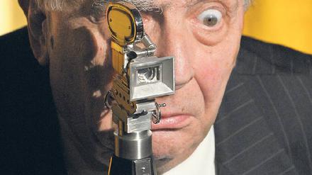 Ansicht eines Clowns. Claude Chabrol mit seiner Berlinale-Kamera, 2009. Foto: dpa