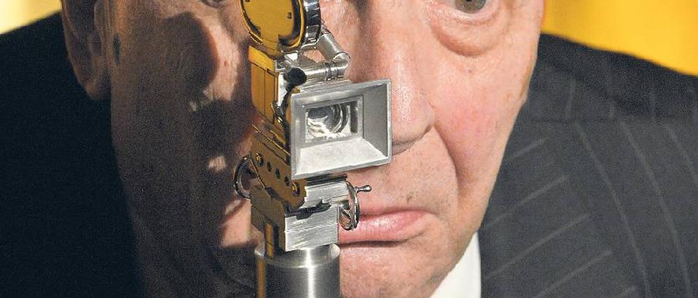 Ansicht eines Clowns. Claude Chabrol mit seiner Berlinale-Kamera, 2009. Foto: dpa