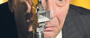 Ansicht eines Clowns. Claude Chabrol mit seiner Berlinale-Kamera, 2009. Foto: dpa