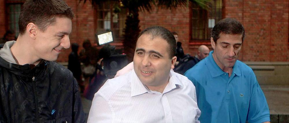 "Ich bin Pavlos und ich muss auf Toilette." Der britische Kabinen-Stürmer Pavlos Joseph (Mitte).