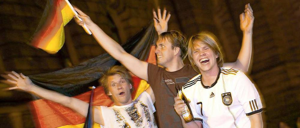 Ob auf dem Kurfürstendamm oder an der Schönhauser Allee - die Fans feiern den Sieg der deutschen Mannschaft.
