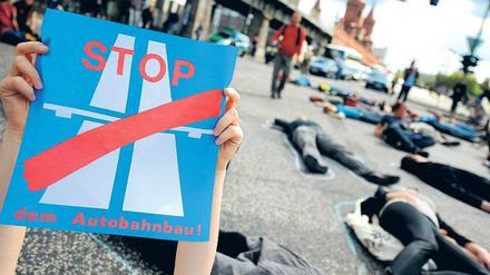 Auf die Straße gegen die Autobahn. Demonstranten verabredeten sich am vergangenen Sonntag im Internet zur spontanen Blockade in Friedrichshain. Foto: dpa