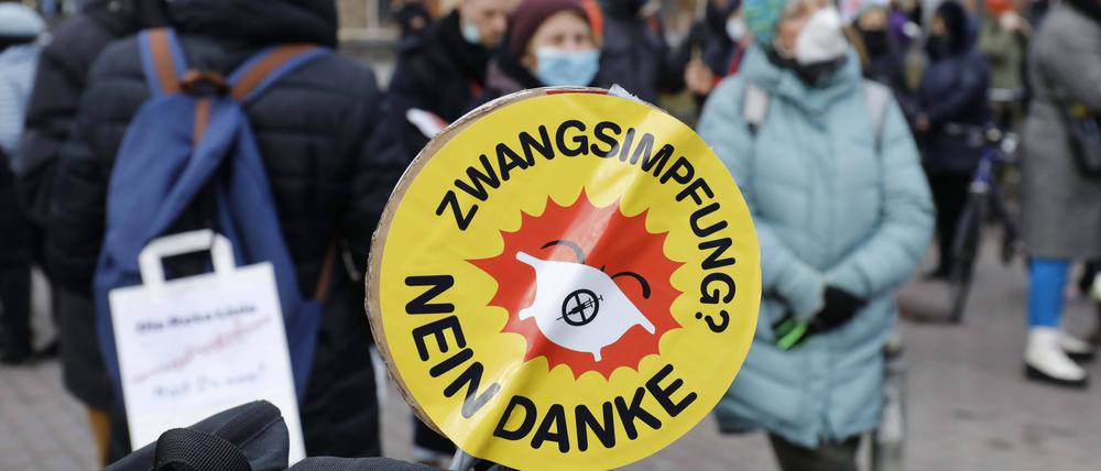 Seit mehreren Wochen demonstrieren in Berlin und anderen Städten bundesweit montags Menschen gegen die staatlichen Coronamaßnahmen.