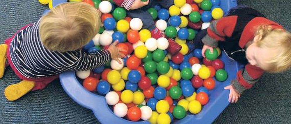 Verteilungskämpfe. Wer mitspielen will, muss zugreifen. Das gilt auch für die Kitabetriebe, die gerne längere Betreuungszeiten abrechnen, als tatsächlich anfallen.