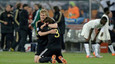 Halt mich. Per Mertesacker beging gegen Ghana ungewohnte Fehler, die Nebenmann Arne Friedrich ausbügelte.