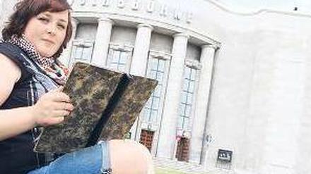 Keine Randfigur. Souffleuse Tina Pfurr vor dem Portal der Volksbühne. Foto: Thilo Rückeis