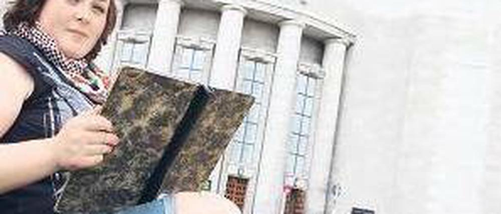 Keine Randfigur. Souffleuse Tina Pfurr vor dem Portal der Volksbühne. Foto: Thilo Rückeis