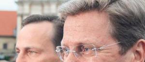 Kollegen. Radoslaw Sikorski zeigt Guido Westerwelle (vorn) Warschau. Foto: dpa