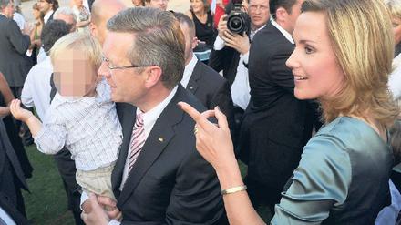 Aus Sicherheitsgründen soll ihr Sohn Linus auf Fotos künftig unkenntlich gemacht werden, wünschen sich Bundespräsident Christian Wulff und seine Frau Bettina. Foto: dpa