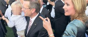 Aus Sicherheitsgründen soll ihr Sohn Linus auf Fotos künftig unkenntlich gemacht werden, wünschen sich Bundespräsident Christian Wulff und seine Frau Bettina. Foto: dpa