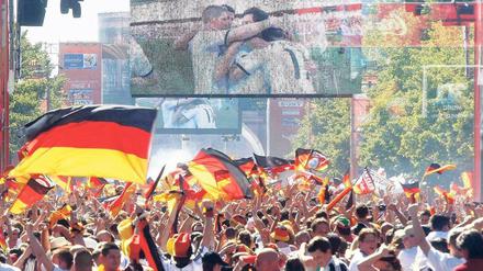 In der Ferne so nah. Auf der Fanmeile im Tiergarten wird die Nationalmannschaft gefeiert, hier erwartet man, die Elf auch leibhaftig empfangen zu können – nicht so schnell wie möglich, aber möglichst gleich nach dem Finale und mit dem Weltmeistertitel. Foto: Davids/Darmer
