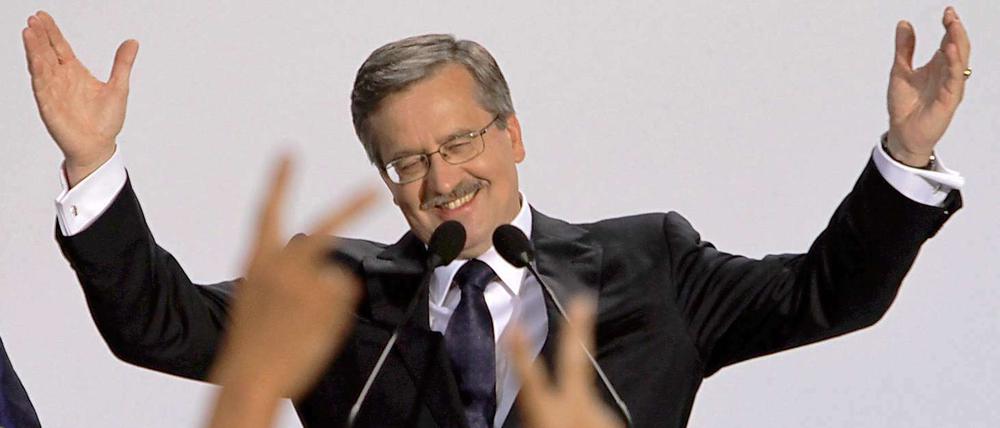 Bronislaw Komorowski freut sich über seinen Wahlsieg.