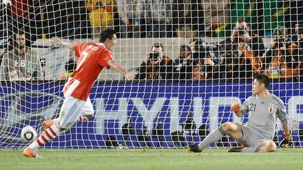 Der Schuss ins Glück. Oscar Cardozo verwandelt den letzten Elfmeter und schießt Paraguay damit ins Viertelfinale. Eiji Kawashima kann dem Ball nur traurig hinterherschauen.