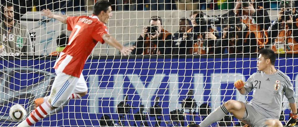 Der Schuss ins Glück. Oscar Cardozo verwandelt den letzten Elfmeter und schießt Paraguay damit ins Viertelfinale. Eiji Kawashima kann dem Ball nur traurig hinterherschauen.