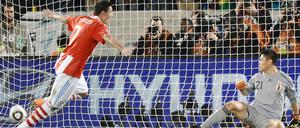 Der Schuss ins Glück. Oscar Cardozo verwandelt den letzten Elfmeter und schießt Paraguay damit ins Viertelfinale. Eiji Kawashima kann dem Ball nur traurig hinterherschauen.