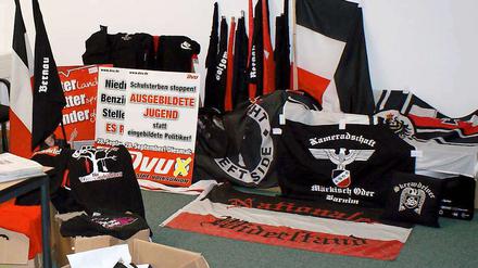 Umfangreicher Fund. Bei der Razzia wurden Messer, Säbel, Schlagringe und Teleskopschlagstöcke gefunden.