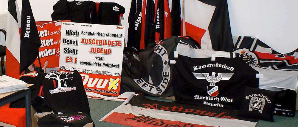 Umfangreicher Fund. Bei der Razzia wurden Messer, Säbel, Schlagringe und Teleskopschlagstöcke gefunden.