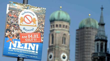 Volksentscheid zum bayerischen Rauchverbot: Die Gegner eines Rauchverbots prangern den Verbotsstaat Bayern an.