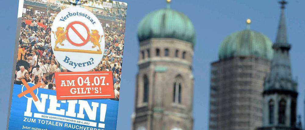 Volksentscheid zum bayerischen Rauchverbot: Die Gegner eines Rauchverbots prangern den Verbotsstaat Bayern an.