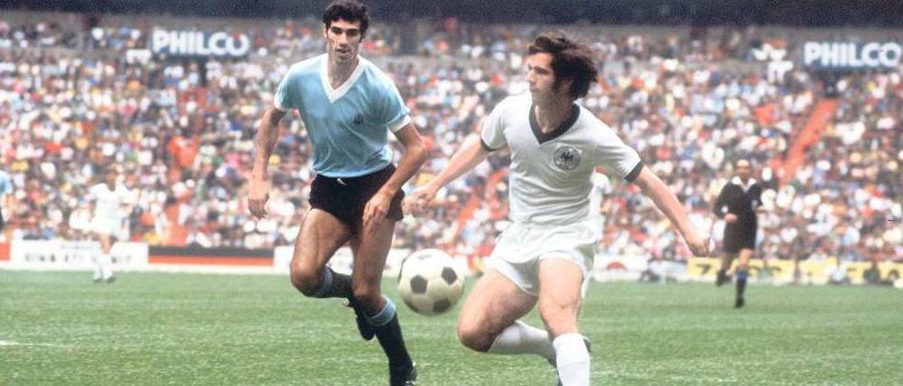 Uruguay - Deutschland vor 40 Jahren. Gerd Müller 1970 im Spiel um Platz drei im Zweikampf mit Atilio Ancheta (r.)