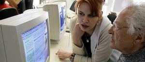 Für Senioren gibt es immer mehr Kurse, wie hier in Leipzig, die ältere Menschen an das Internet heranführen sollen. Trotzdem machen sie noch immer einen großen Teil der "Nonliner" aus.