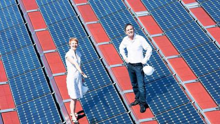 Sonnenshow. Der Friedrichstadtpalast hat jetzt eine Solaranlage, die rund 17,5 Tonnen Kohlendioxid aus konventioneller Ernergieerzeugung einspart. Senatsbaudirektorin Regula Lüscher und Intendant Berndt Schmidt strahlen bei der Übergabe der Anlage um die Wette. Foto: ecopix/Heinrich