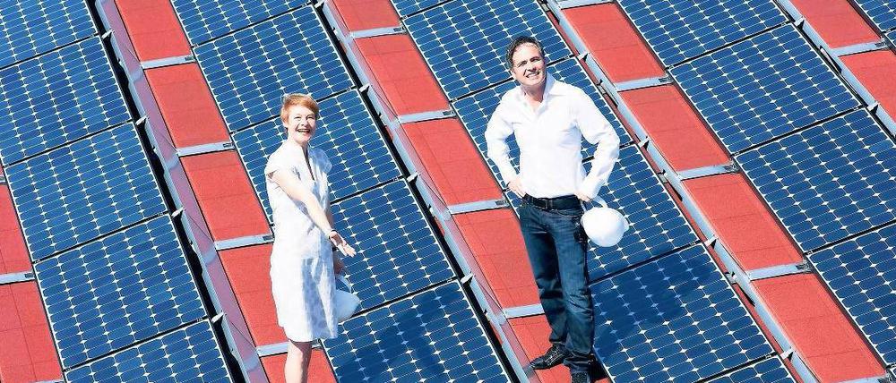 Sonnenshow. Der Friedrichstadtpalast hat jetzt eine Solaranlage, die rund 17,5 Tonnen Kohlendioxid aus konventioneller Ernergieerzeugung einspart. Senatsbaudirektorin Regula Lüscher und Intendant Berndt Schmidt strahlen bei der Übergabe der Anlage um die Wette. Foto: ecopix/Heinrich