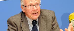 Tom Koenigs, Vorstandsmitglied von Unicef, stellt eine Studie zur Lage der Roma-Kinder in Deutschland und im Kosovo vor.