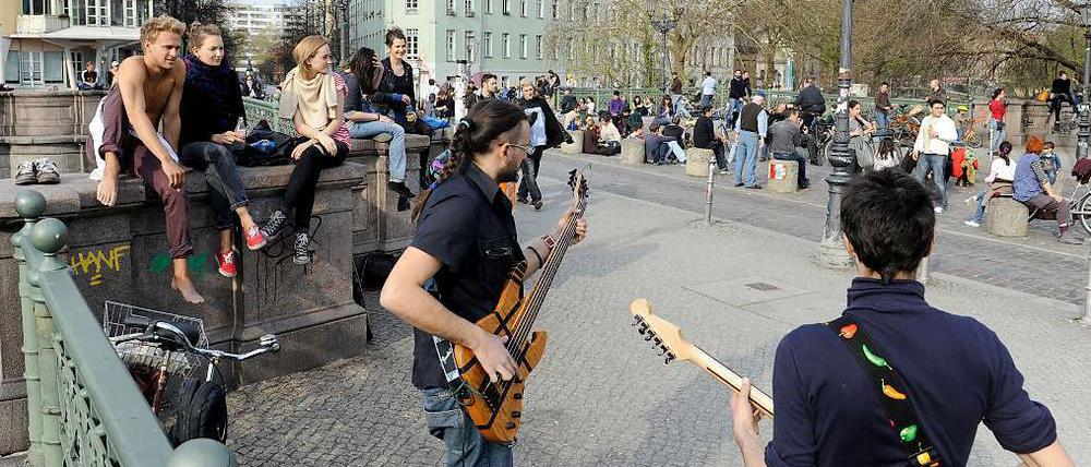 Die Admiralbrücke ist zum Treffpunkt für junge Menschen aus alles Welt geworden.