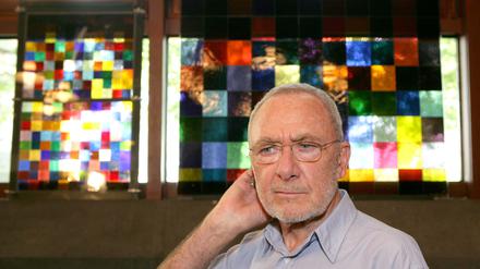 Gerhard Richter 2006 in der Dombauhütte in Köln vor Entwürfen des von ihm gestalteten Südquerhausfensters für den Kölner Dom.