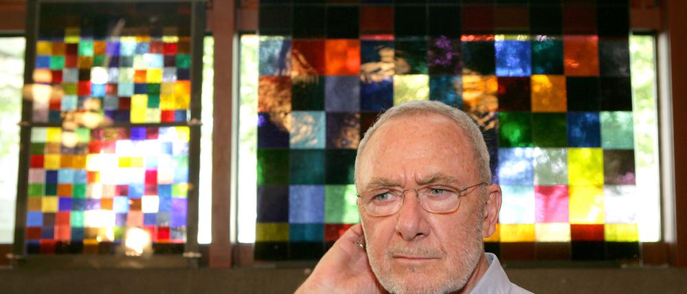 Gerhard Richter 2006 in der Dombauhütte in Köln vor Entwürfen des von ihm gestalteten Südquerhausfensters für den Kölner Dom.
