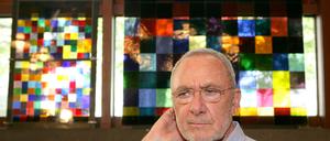 Gerhard Richter 2006 in der Dombauhütte in Köln vor Entwürfen des von ihm gestalteten Südquerhausfensters für den Kölner Dom.