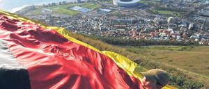 Gefühle breiten sich aus. Nicht nur auf dem Tafelberg vor Kapstadt, auch weltweit werden schwarz-rot-goldene Fahnen ausgerollt; nicht nur von Deutschen. Foto: dpa