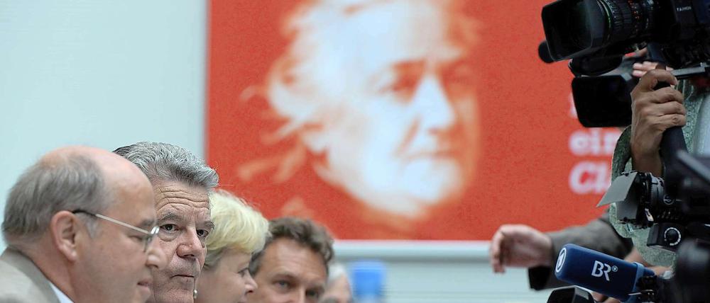 Joachim Gauck (2. v. l.) zu Besuch bei der Linken.