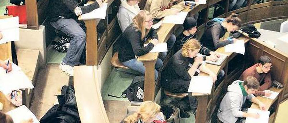 Studentenförderung. Ministerin Schavan verteidigte die Unterstützung besonders leistungsstarker Studenten wie auch die Bafög-Anhebung. Foto: Waltraud Grubitzsch/dpa