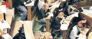 Studentenförderung. Ministerin Schavan verteidigte die Unterstützung besonders leistungsstarker Studenten wie auch die Bafög-Anhebung. Foto: Waltraud Grubitzsch/dpa