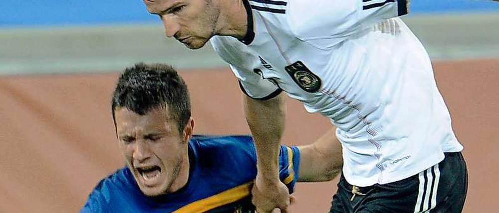 Neu- gegen Alt-Herthaner: Nikita Rukavytsya und Arne Friedrich bei der WM in Südafrika.