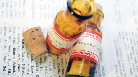 Heilsam oder nicht? Die Homöopathie-Branche boomt, doch die Wirkung ihrer Methoden ist umstritten. Deshalb sollen die Kassen nicht mehr dafür aufkommen. 