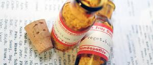 Heilsam oder nicht? Die Homöopathie-Branche boomt, doch die Wirkung ihrer Methoden ist umstritten. Deshalb sollen die Kassen nicht mehr dafür aufkommen. 