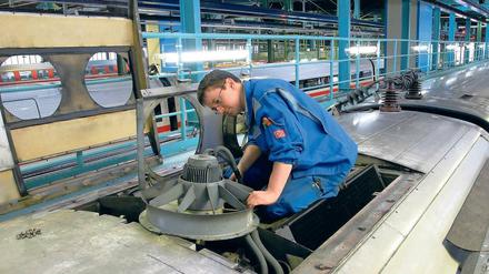 Wo steckt der Fehler? Techniker untersuchen die sensiblen Geräte, die bei Hitze gern schlappmachen. Foto: ddp