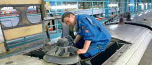 Wo steckt der Fehler? Techniker untersuchen die sensiblen Geräte, die bei Hitze gern schlappmachen. Foto: ddp