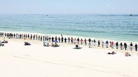 Kurzer Protest. Am 26. Juni demonstrierten Hunderte von Menschen am Strand von Pensacola in Florida gegen die Öl-Katastrophe im Golf von Mexiko und gegen BP. Der Ruf des Konzerns ist erst einmal dahin. Doch breite Aufmerksamkeit kann für ein Unternehmen sogar dann von Vorteil sein, wenn die Berichterstattung negativ ist. dpa