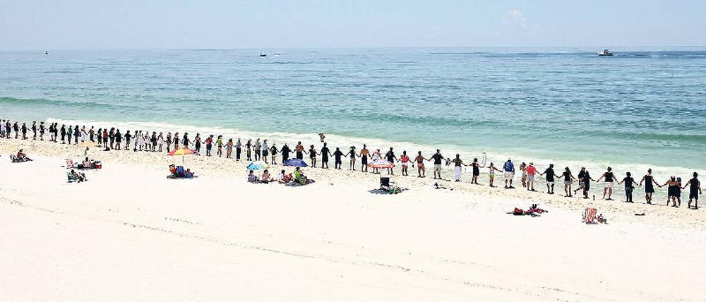 Kurzer Protest. Am 26. Juni demonstrierten Hunderte von Menschen am Strand von Pensacola in Florida gegen die Öl-Katastrophe im Golf von Mexiko und gegen BP. Der Ruf des Konzerns ist erst einmal dahin. Doch breite Aufmerksamkeit kann für ein Unternehmen sogar dann von Vorteil sein, wenn die Berichterstattung negativ ist. dpa