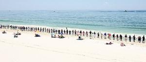 Kurzer Protest. Am 26. Juni demonstrierten Hunderte von Menschen am Strand von Pensacola in Florida gegen die Öl-Katastrophe im Golf von Mexiko und gegen BP. Der Ruf des Konzerns ist erst einmal dahin. Doch breite Aufmerksamkeit kann für ein Unternehmen sogar dann von Vorteil sein, wenn die Berichterstattung negativ ist. dpa