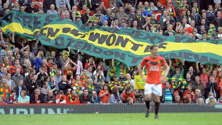 Bei vielen Fans in der englischen Premier League (hier die von Manchester United) regt sich inzwischen Protest gegen die eher finanziell interessierten, meist ausländischen Besitzer ihrer Vereine.