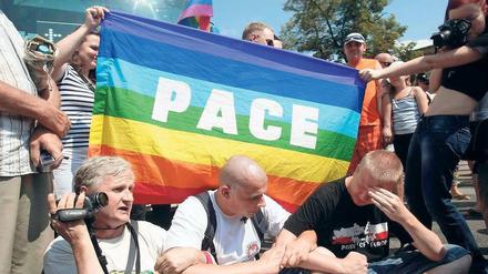 Demo und Gegendemo. In Warschau haben Rechtsradikale versucht, die Lesben- und Schwulenparade „Europride“ zu stoppen. Hier treffen die beiden Gruppen aufeinander.