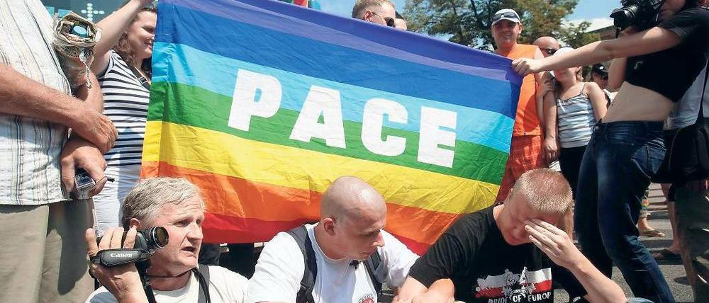Demo und Gegendemo. In Warschau haben Rechtsradikale versucht, die Lesben- und Schwulenparade „Europride“ zu stoppen. Hier treffen die beiden Gruppen aufeinander. 